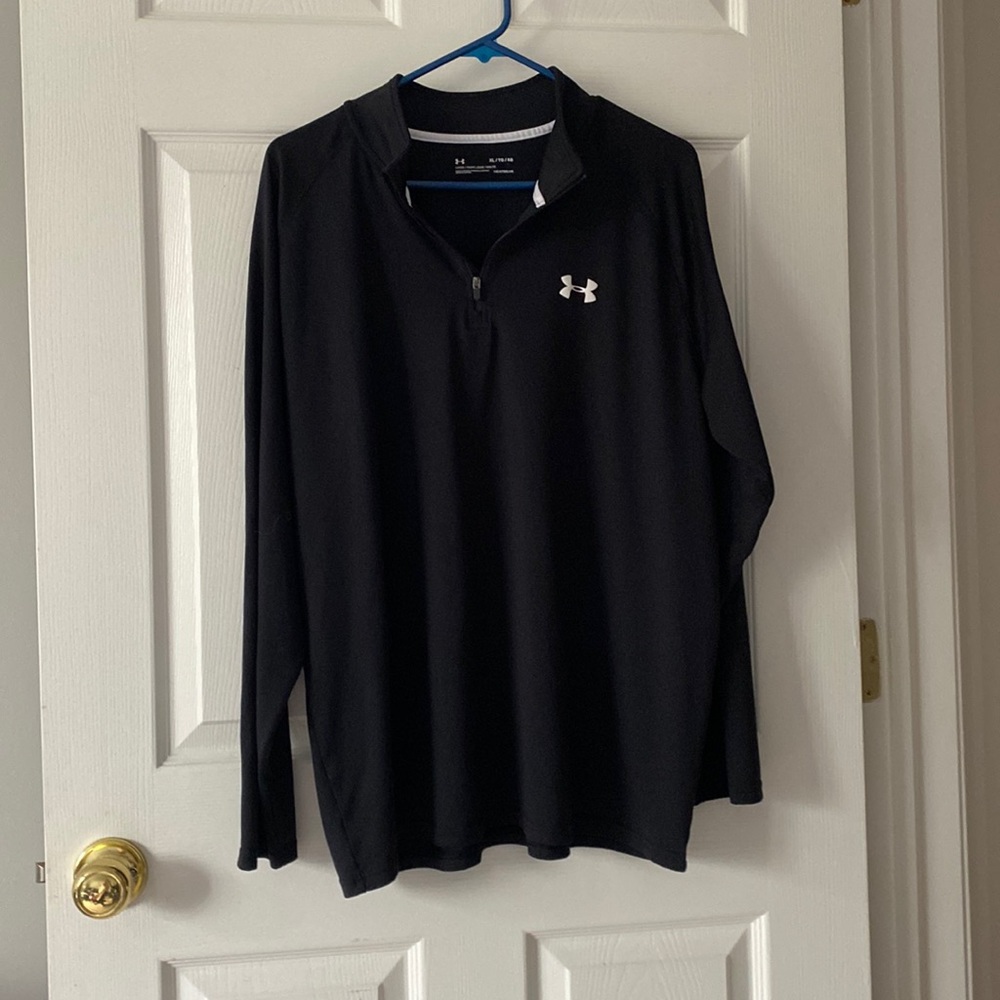 Men’s black quarter zip under Armour long sleeve shirt